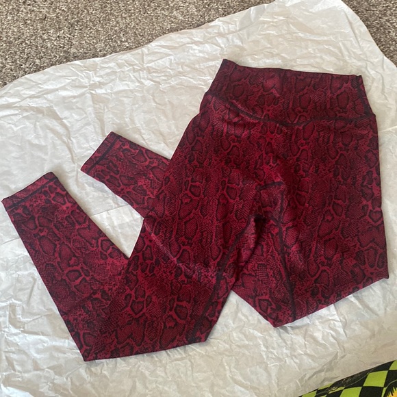 NWOT sz S red evolve Jacquard leggings - Picture 2 of 4